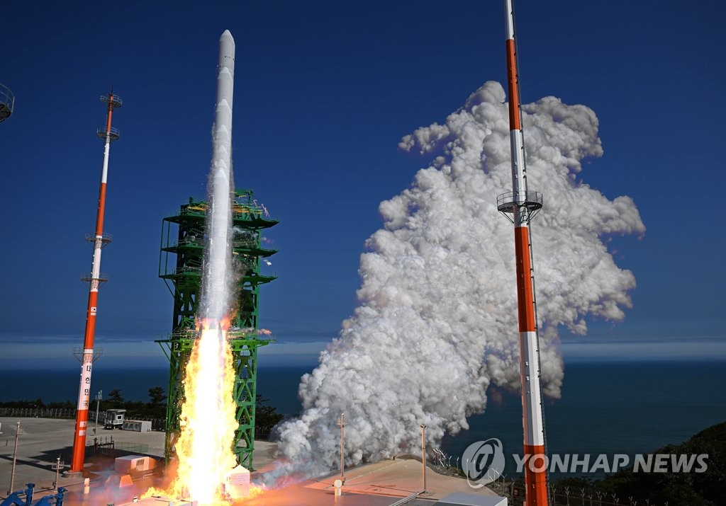 South Korea's homegrown space rocket Nuri lifts off from Naro Space Center in Goheung, South Jeolla Province, in this file photo taken June 21, 2022, as the country makes a second attempt to put satellites into orbit. (Pool photo) (Yonhap)