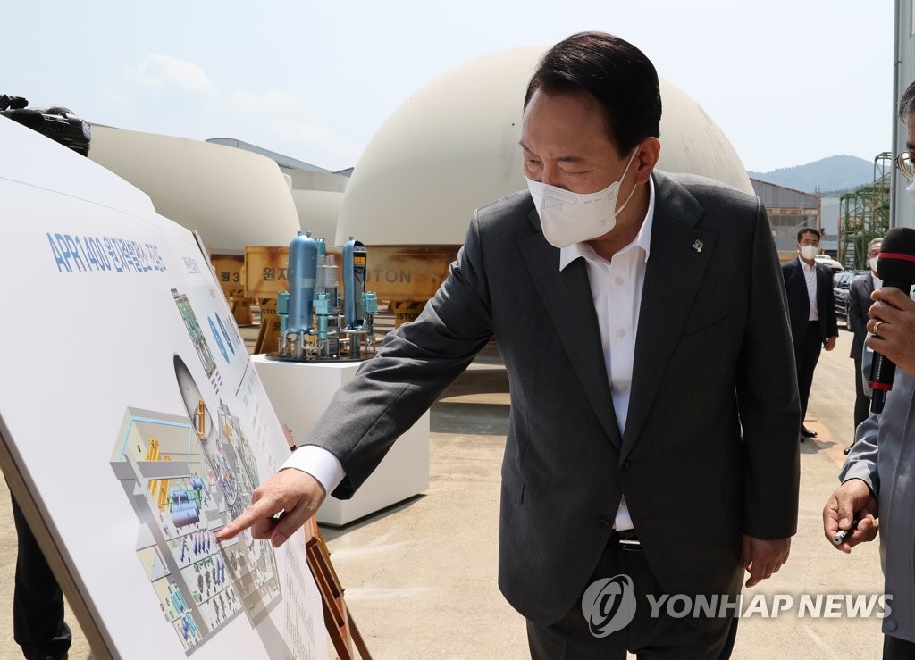 El presidente surcoreano, Yoon Suk-yeol, recorre, el 22 de junio de 2022, una fábrica de reactores nucleares de Doosan Enerbility, en Changwon, a 300 kilómetros al sudeste de Seúl.