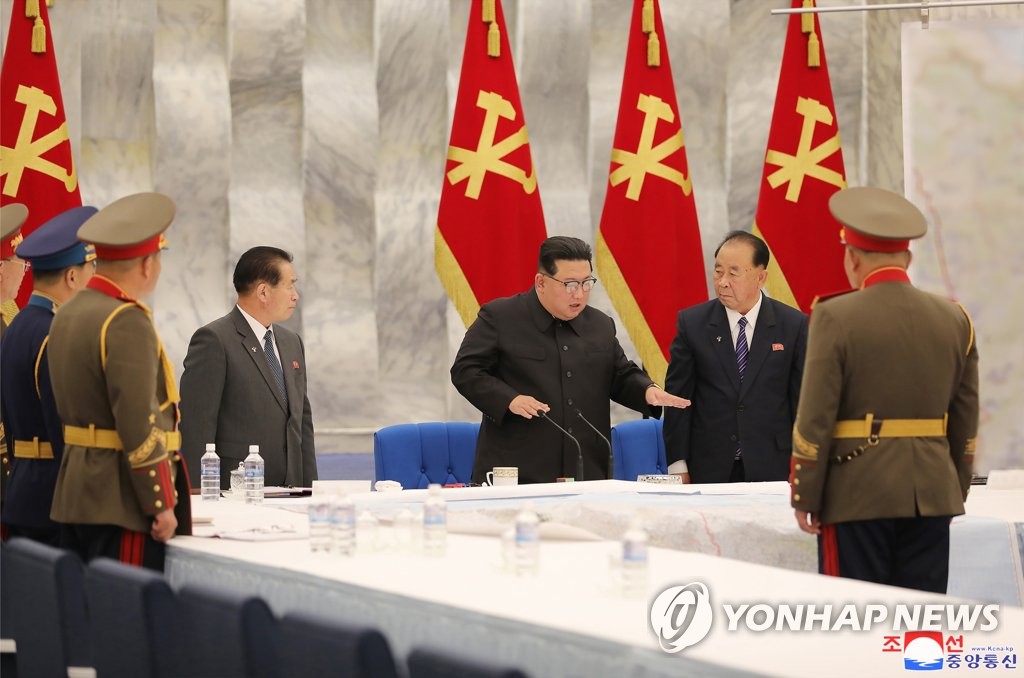 La foto, publicada, el 23 de junio de 2022, por la KCNA, muestra al presidente del Comité de Asuntos de Estado norcoreano, Kim Jong-un (tercero por la dcha.), durante la sesión del segundo día de la tercera reunión ampliada de la octava Comisión Militar Central del gobernante WPK, el día anterior, en Pyongyang. (Uso exclusivo dentro de Corea del Sur. Prohibida su distribución parcial o total)