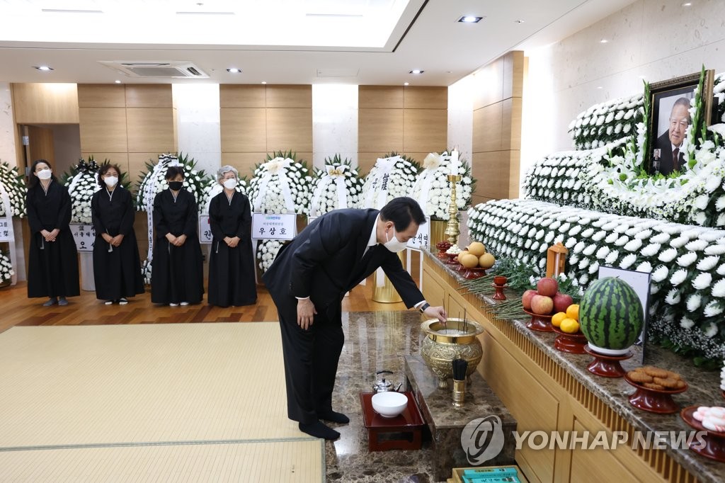 Yoon pays tribute to ex-deputy prime minister