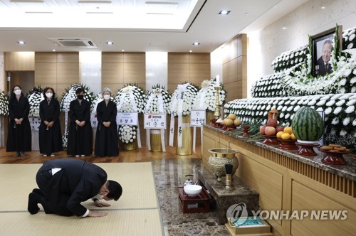 الرئيس يون يقدم تعازيه في وفاة نائب رئيس الوزراء الأسبق جو سون