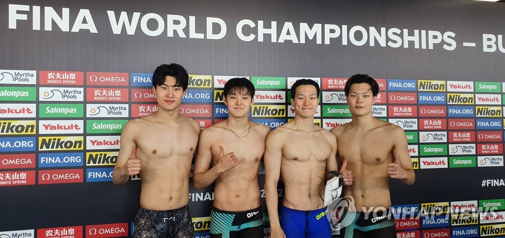 De gauche à droite : Hwang Sun-woo, Kim Woo-min, Lee Yoo-yeon et Lee Ho-joon aux Championnats du monde de la FINA à la Duna Arena à Budapest jeudi 23 juin 2022(heure locale). (Photo fournie par la KSF. Revente et archivages interdits)