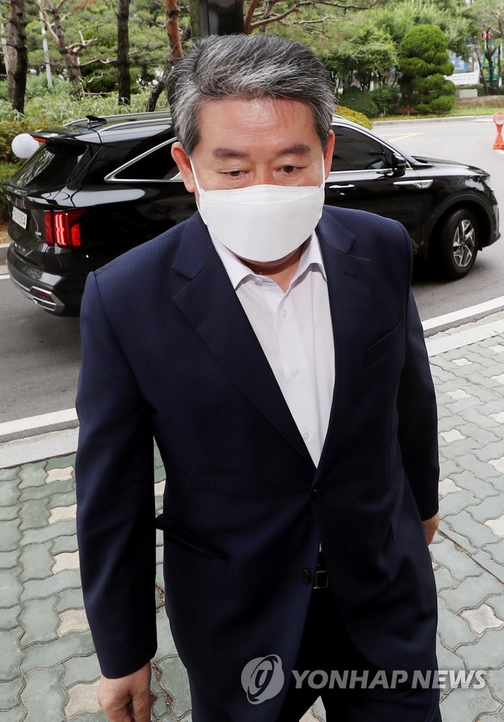 '불법 토지거래 혐의' 법원 출석하는 김경협 의원