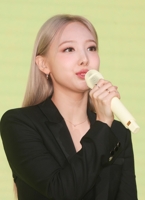 첫 솔로 앨범 소개하는 나연