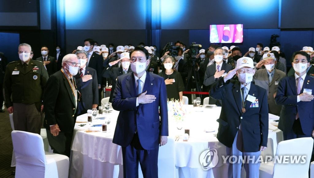 국군 및 유엔군 참전유공자와 국기에 경례하는 윤석열 대통령