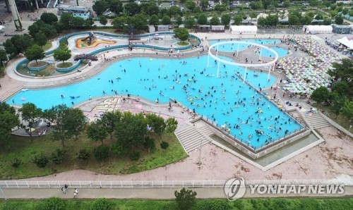 La piscina del río Hangang llena de gente