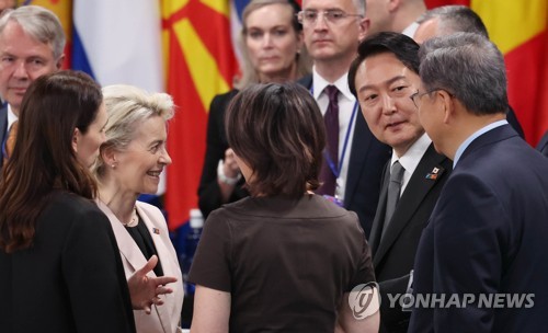 ＮＡＴＯ首脳会議で欧州連合（ＥＵ）のフォンデアライエン欧州委員長と会話する尹大統領（中央右）＝２９日、マドリード（聯合ニュース）