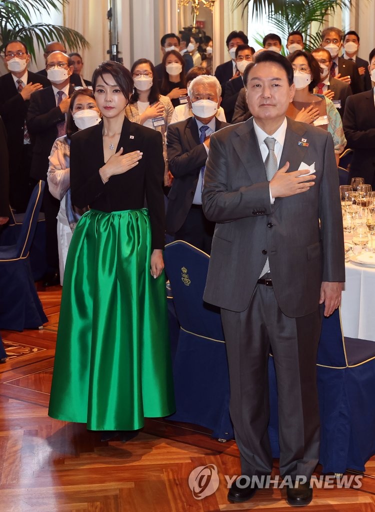 Yoon meets S. Korean residents in Spain