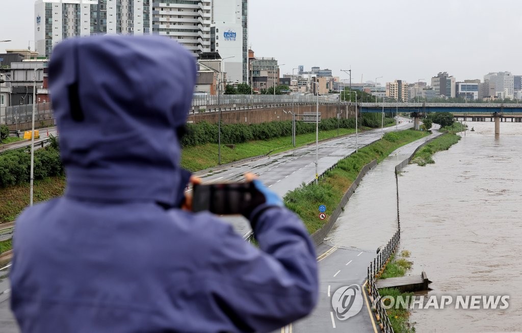 폭우로 서울 동부간선도로·잠수교 전면 통제…빗길 사고 잇따라
