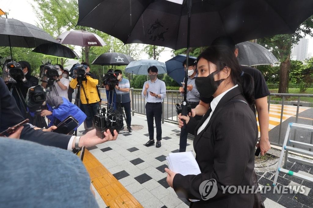 '성상납 의혹' 기업 대표 경찰조사 참관한 법률대리인