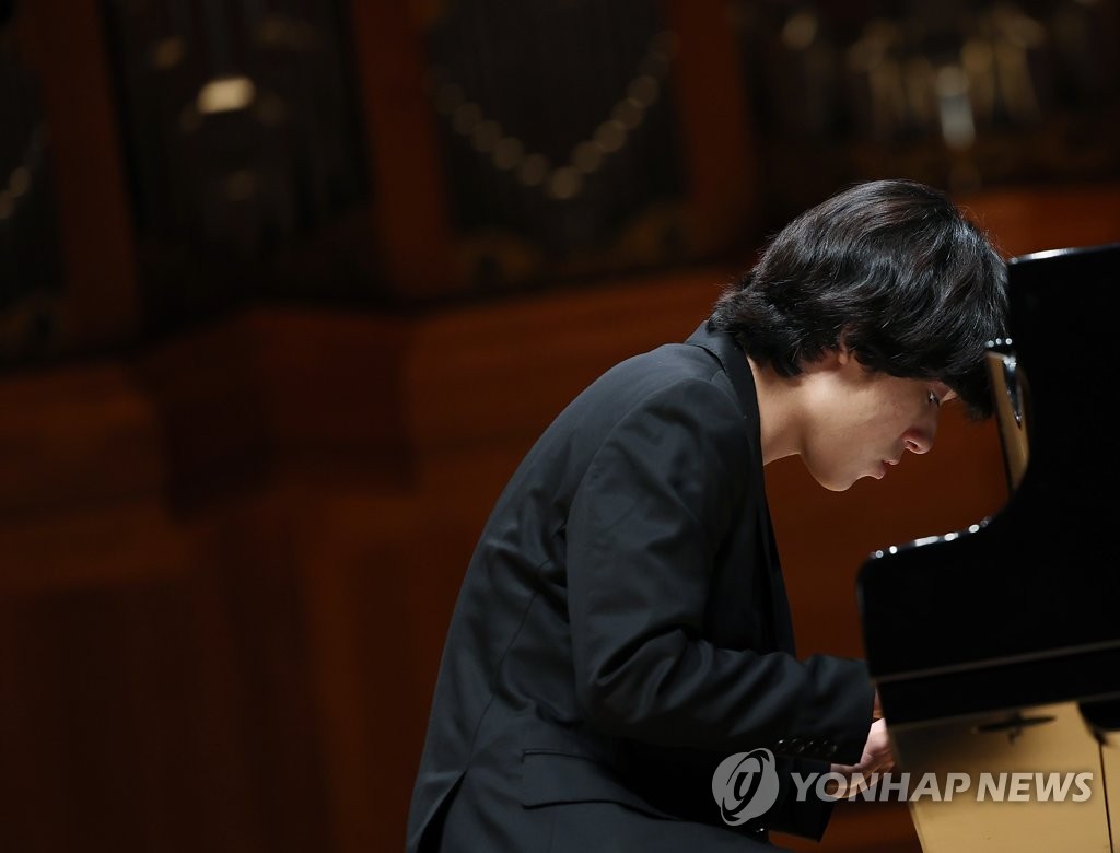 Yunchan Lim playing the piano