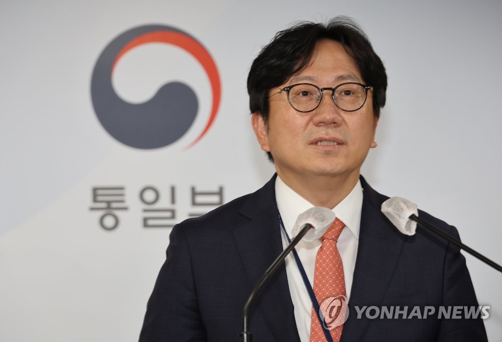 Le porte-parole du ministère de l'Unification, Cho Joong-hoon, donne un point de presse le lundi 4 juillet 2022 au complexe gouvernemental à Séoul. 