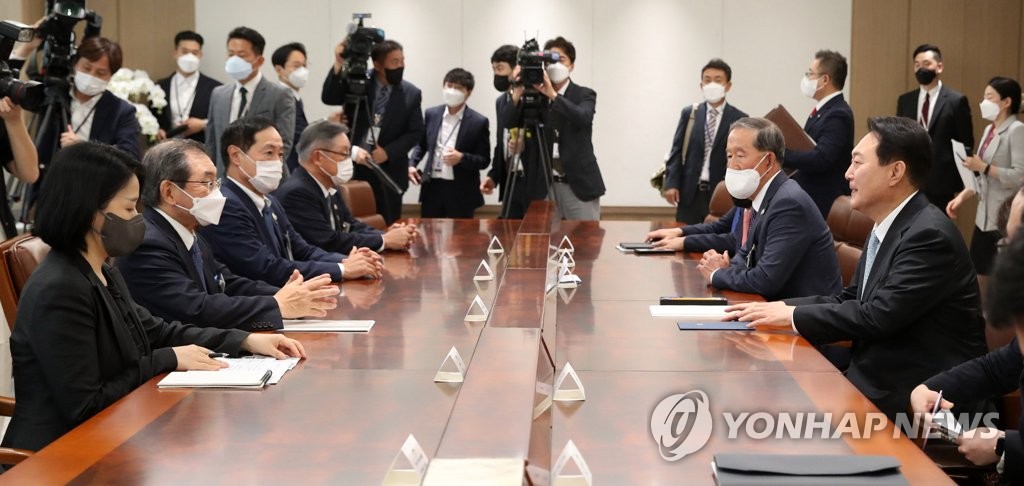 일본 게이단렌 대표단 접견하는 윤석열 대통령