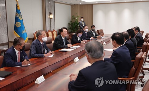 Yoon meets Japan business leaders