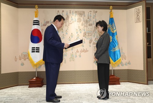 尹대통령, 박순애에 임명장 건네며 "언론·野 공격받느라 고생"