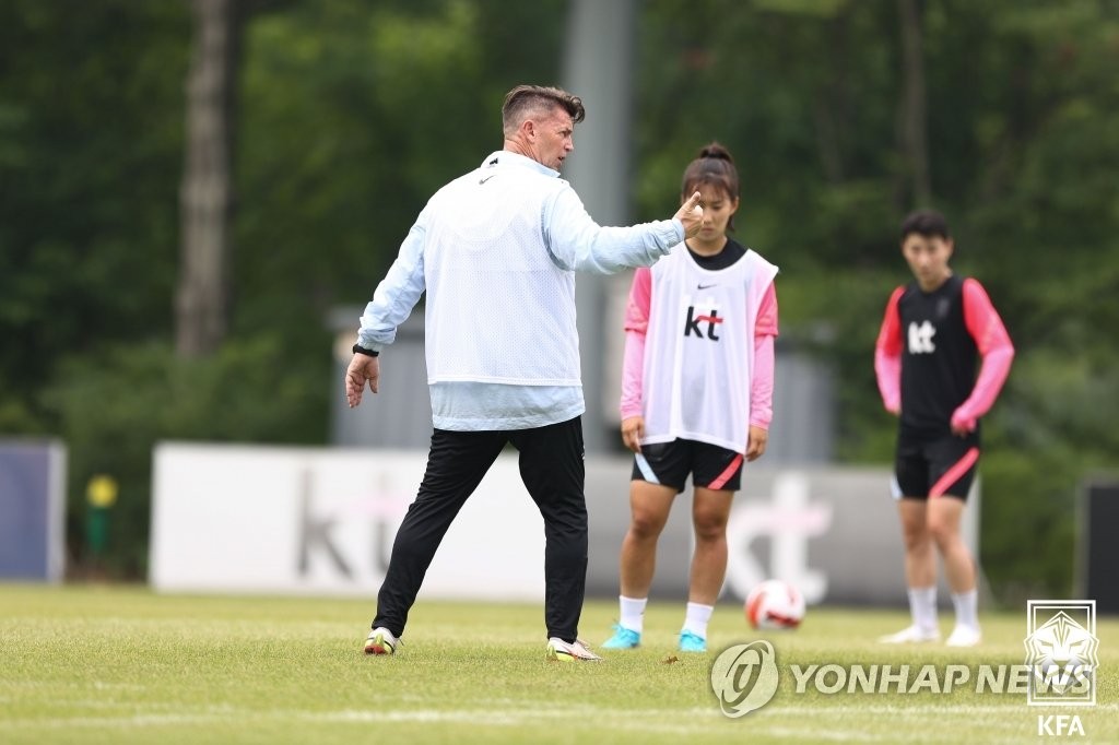 Colin Bell (C), head coach of the South Korean women's national football team, addresses his players during a training session at the National Football Center in Paju, Gyeonggi Province, on July 6, 2022, in this photo provided by the Korea Football Association. (PHOTO NOT FOR SALE) (Yonhap)