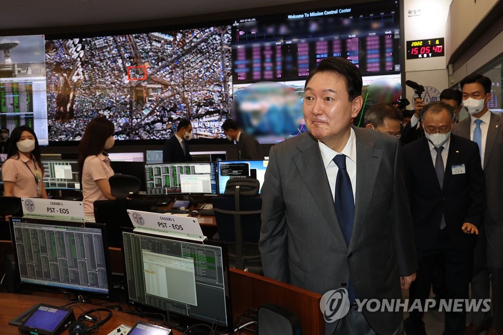 الرئيس "يون سيوك-يول" يشجع الموظفين والعاملين في المعهد الكوري لأبحاث الفضاء الجوي