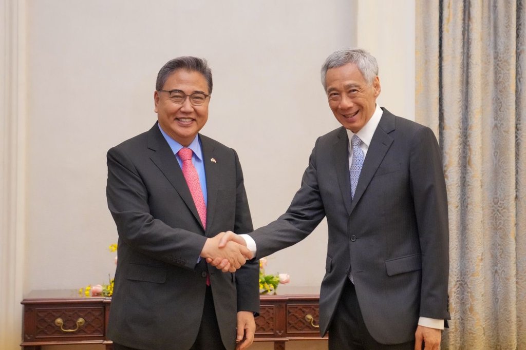 FM meets with Singaporean leader