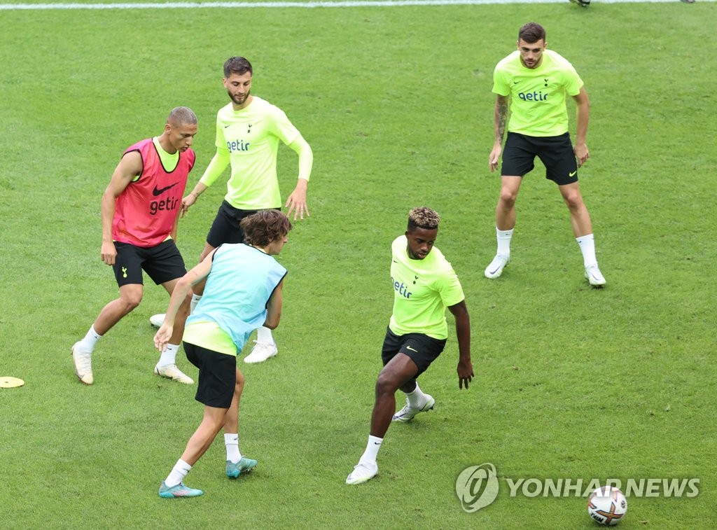 Tottenham, Son Heung-min meet S. Korean fans in open training session