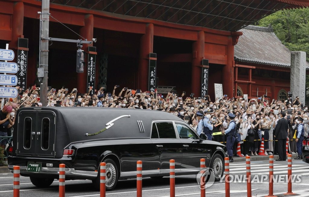 장례식이 열린 도쿄 사찰서 출발하는 아베 운구차