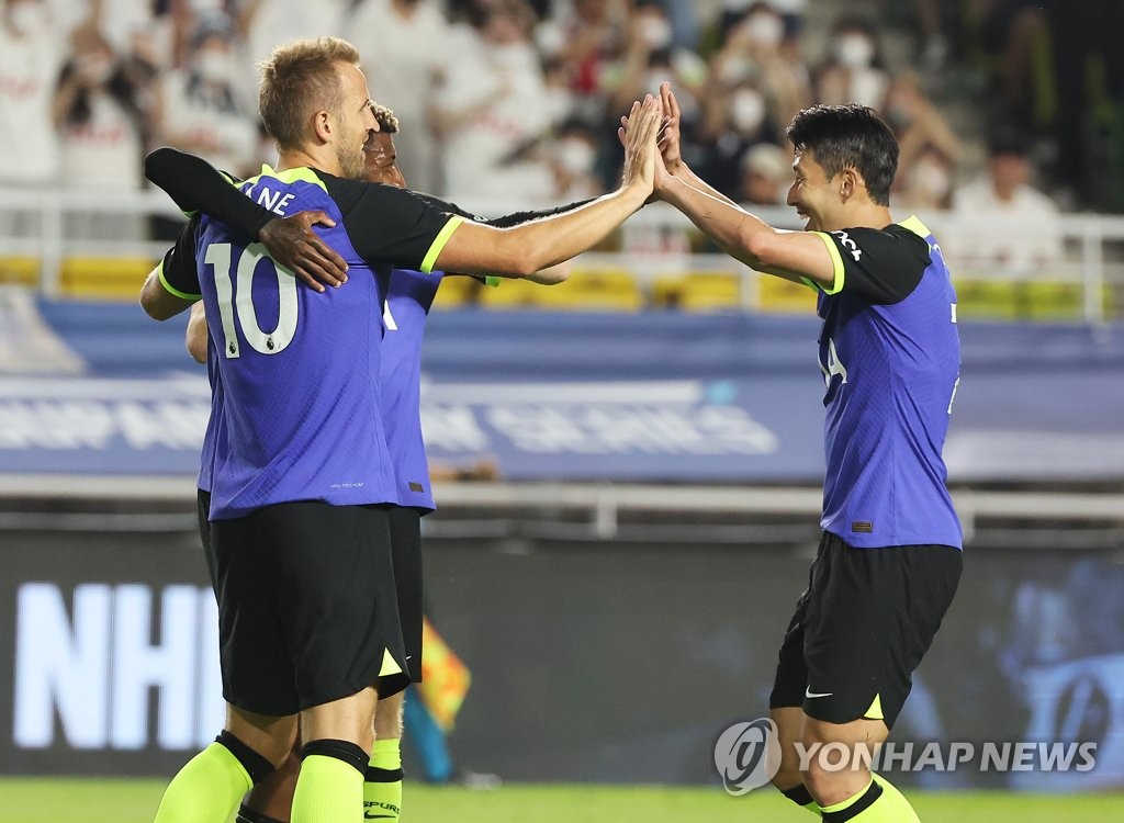 Son Heung-min (à dr.) et Harry Kane de Tottenham Hotspur célèbrent le samedi 16 juillet 2022 un but marqué par le second face au Séville FC lors d'un match de pré-saison au Suwon World Cup Stadium, à Suwon, dans la province du Gyeonggi.