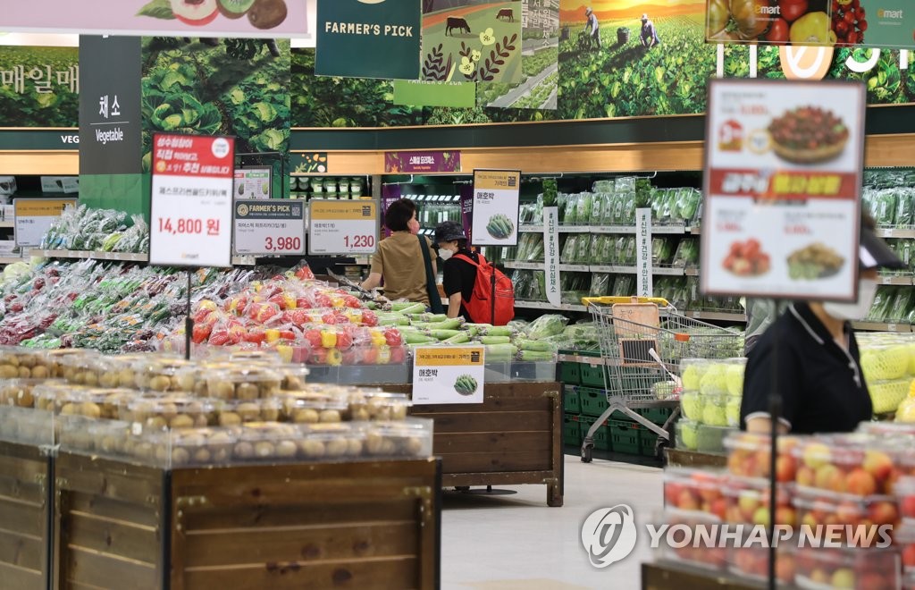 La foto, tomada el 20 de julio de 2022, muestra a ciudadanos comprando verduras en un hipermercado de Seúl.