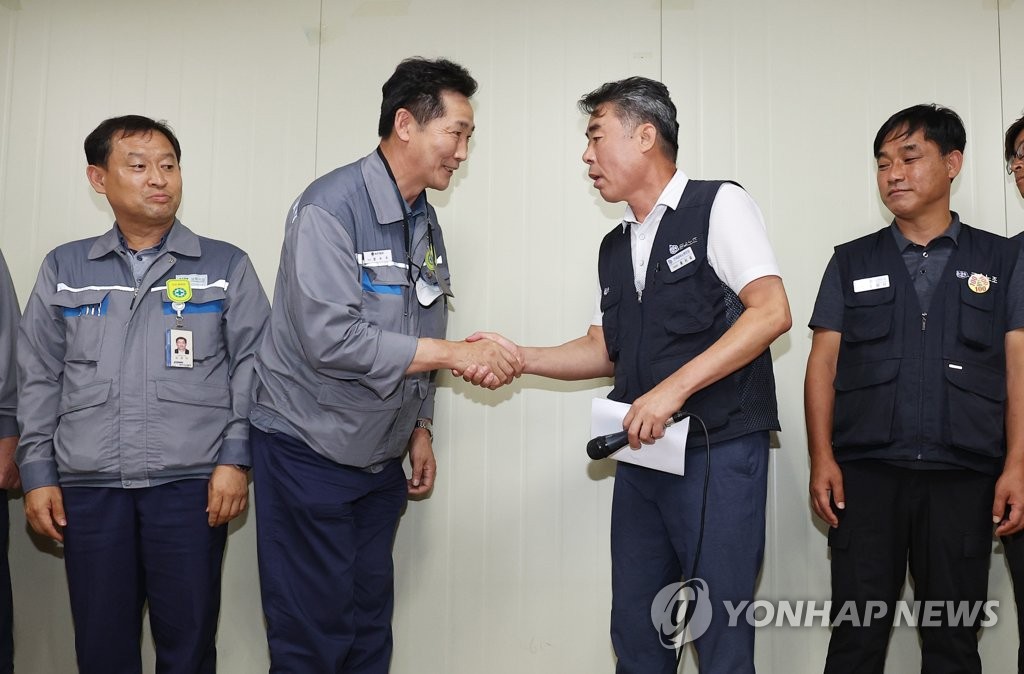 악수하는 권수오 대표와 홍지욱 부위원장