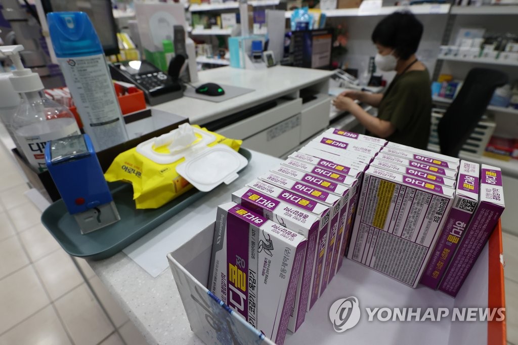 (서울=연합뉴스) 7월 24일 오후 서울 시내의 한 약국에 감기약이 놓여 있다. [연합뉴스 자료사진]