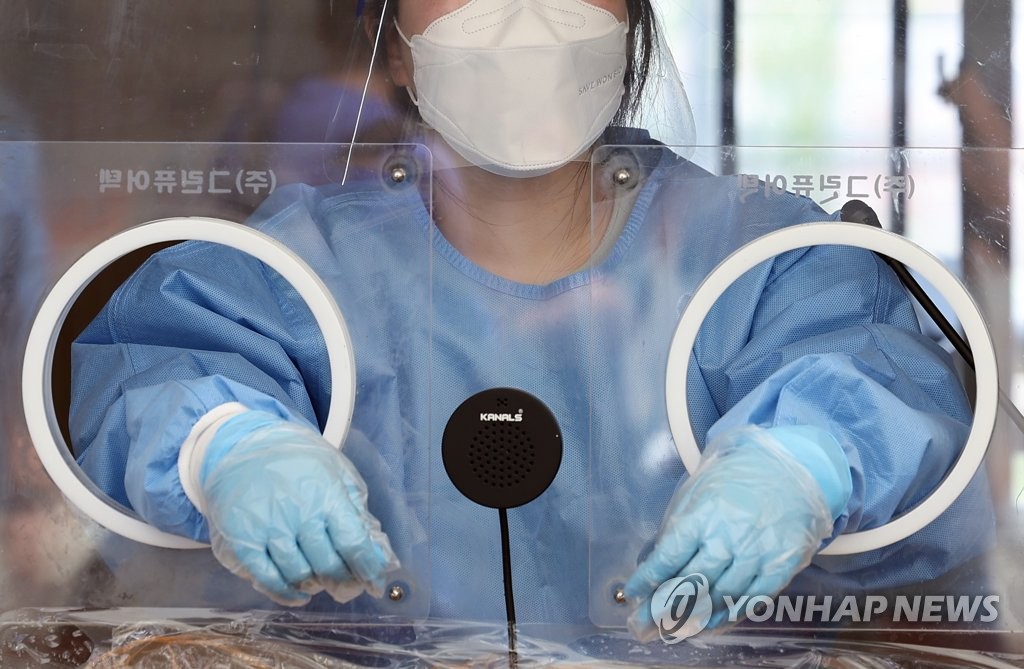 感染者の増加を受け、ソウル駅前の臨時検査所は２５日から運営が再開された＝（聯合ニュース）