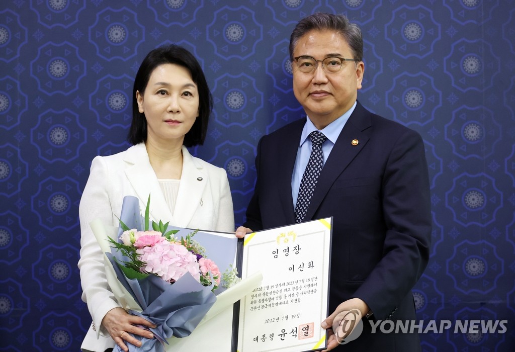 Foreign Minister Park Jin (R) poses for a photo with Lee Shin-hwa, a Korea University professor appointed as ambassador for North Korean human rights, after presenting her with a letter of appointment at the government complex in Seoul, in this July 28, 2022, file photo. (Yonhap)