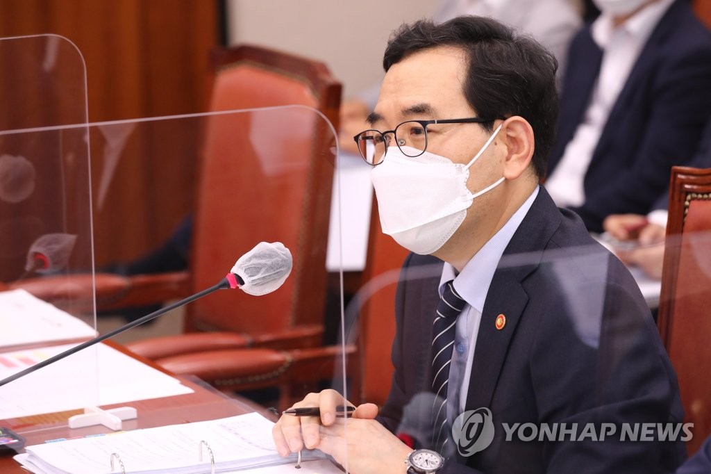 This file photo, taken July 29, 2022, shows Industry Minister Lee Chang-yang speaking at a parliamentary committee at the National Assembly in Seoul. (Pool photo) (Yonhap)