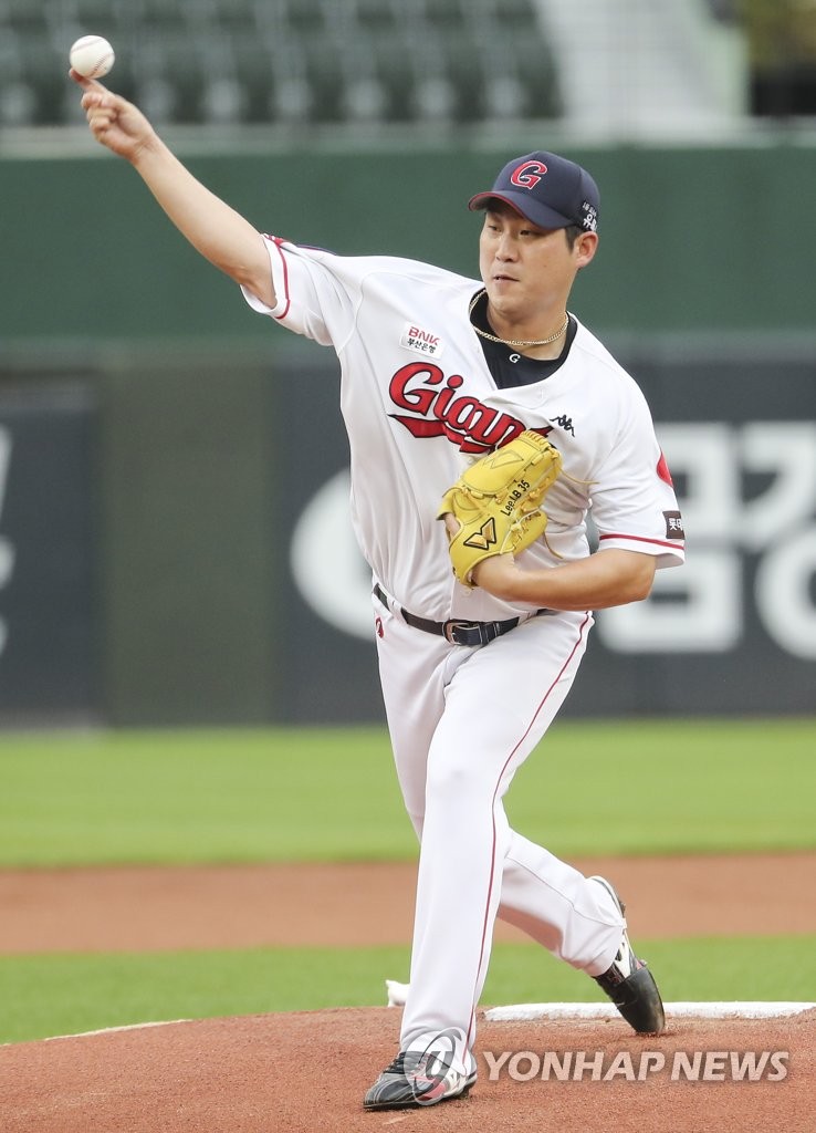 04th Aug, 2022. Baseball: Lotte Giants vs. LG Twins LG Twins starter Im  Chan-kyu throws a pitch during a Korea Baseball Organization regular season  game against the Lotte Giants at Sajik Baseball