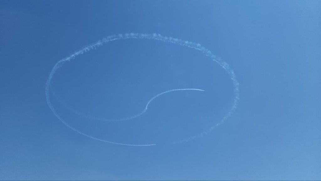 Le motif «Taegeuk», un symbole du drapeau national sud-coréen, dessiné dans le ciel par l'équipe de voltige des Black Eagles lors d'un spectacle au Pyramids Air Show 2022 à Gizeh, en Egypte, le 3 août 2022.