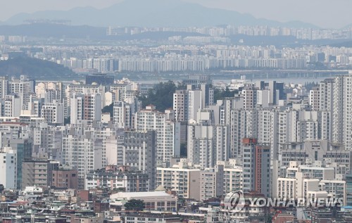 Des immeubles d'appartements vus du mont Namsan, dans le centre de Séoul. (Photo d'archives Yonhap) 