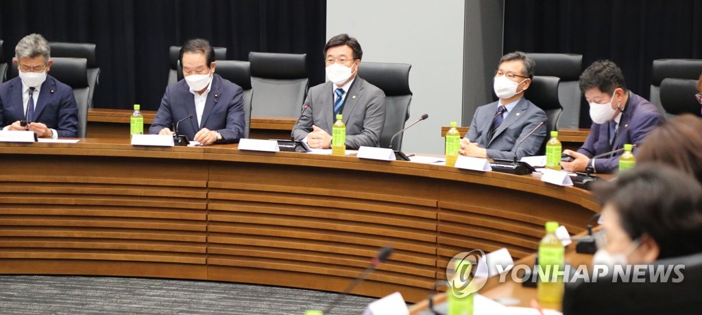 日韓議員連盟との合同幹事会議に出席した韓日議員連盟の尹昊重（ユン・ホジュン）幹事長（左から３人目）ら＝４日、東京（聯合ニュース）