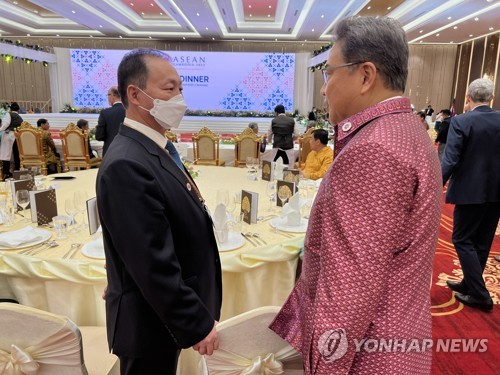 FM calls for inter-Korean dialogue during brief encounter with North's envoy at ASEAN meetings