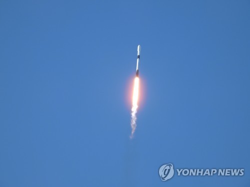 A SpaceX Falcon 9 rocket carrying South Korea's first lunar orbiter, the Korea Pathfinder Lunar Orbiter known as Danuri, lifts off from Cape Canaveral Space Force Station in Florida, the United States, on Aug. 4, 2022. (Pool photo) (Yonhap)