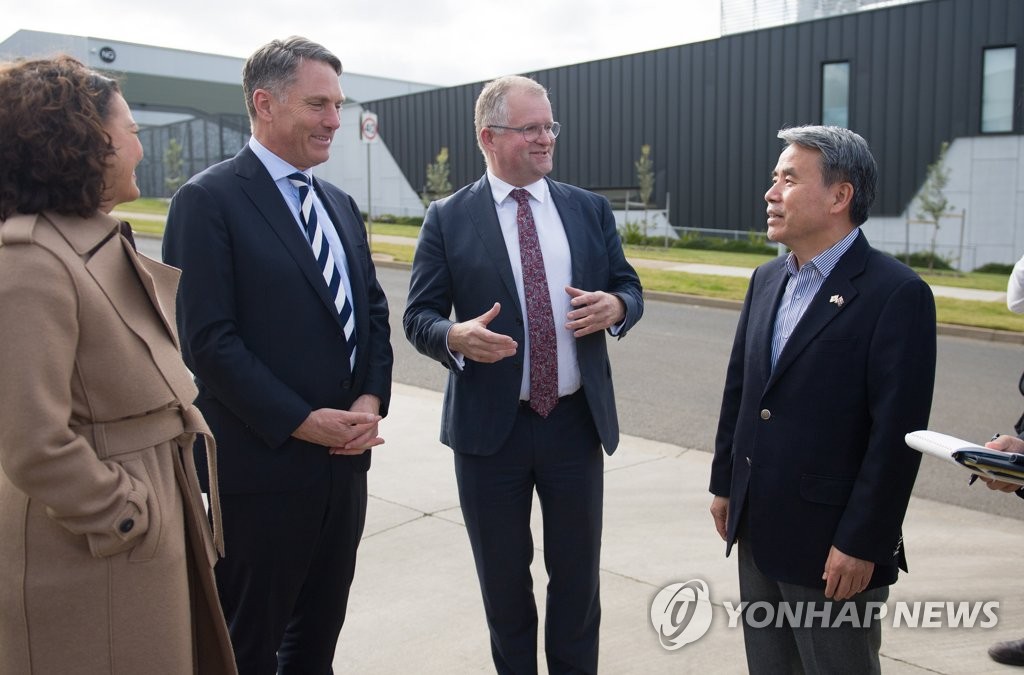 Defense Minister Lee visits Deakin Univ. in Australia