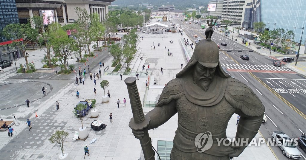 Gwanghwamun Square reopens