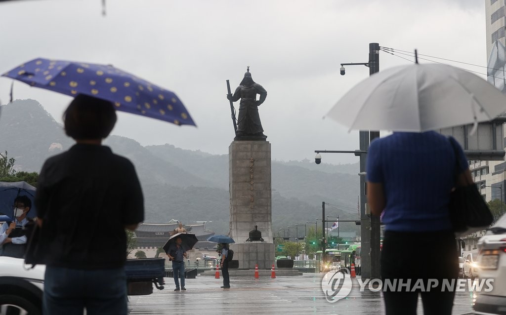 비 내리는 광화문광장