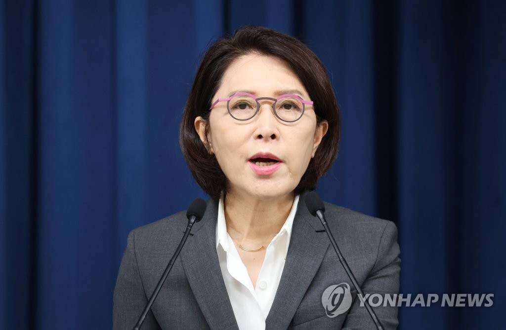 Presidential spokesperson Kang In-sun briefs the press at the presidential office in Seoul on Aug. 8, 2022. (Yonhap)