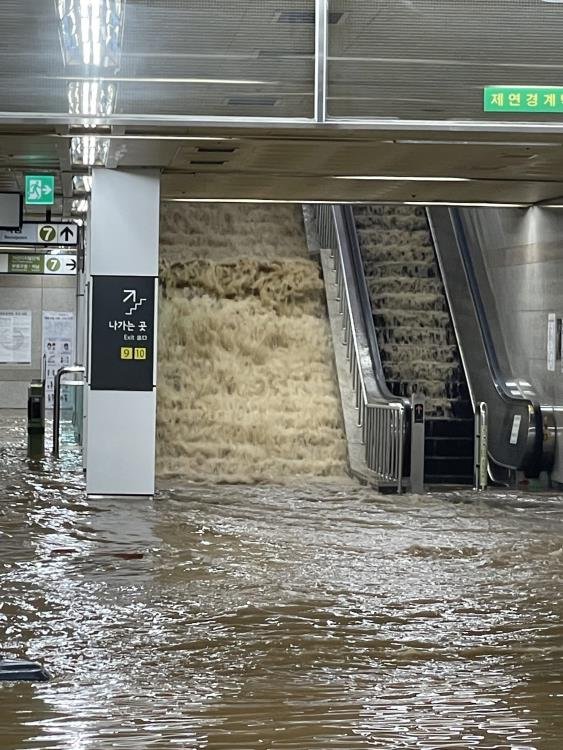 Estación de metro inundada