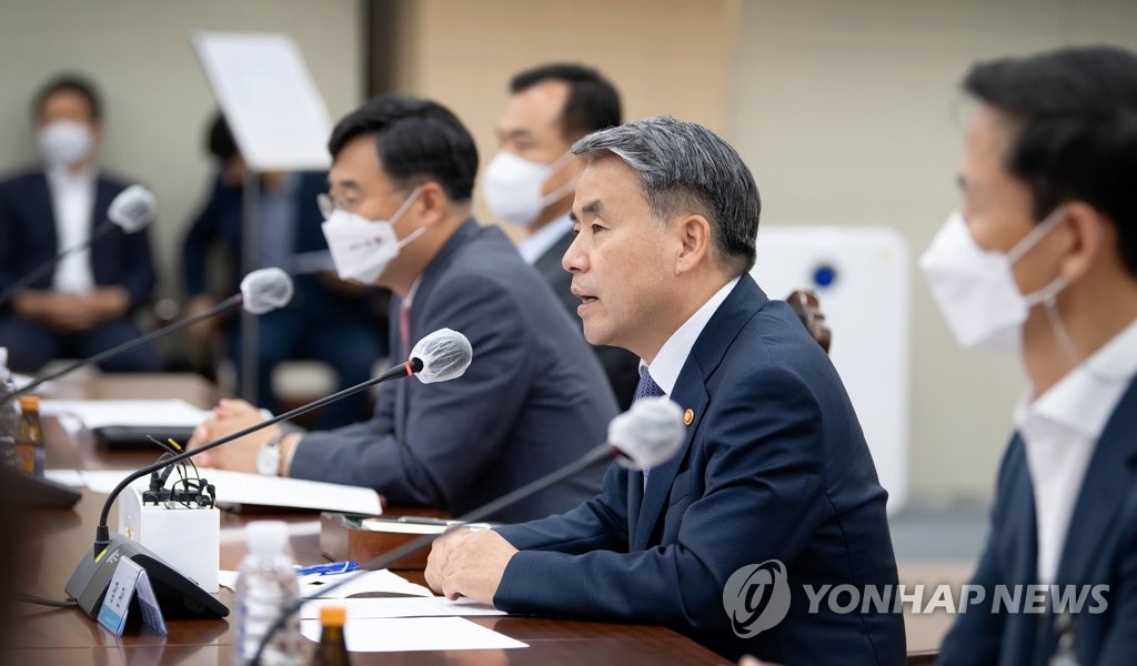 Defense Minister Lee Jong-sup speaks during a session of his ministry's task force charged with pushing for the defense reform initiative at the ministry in Seoul on Aug. 10, 2022, in this photo released by his office. (PHOTO NOT FOR SALE) (Yonhap)