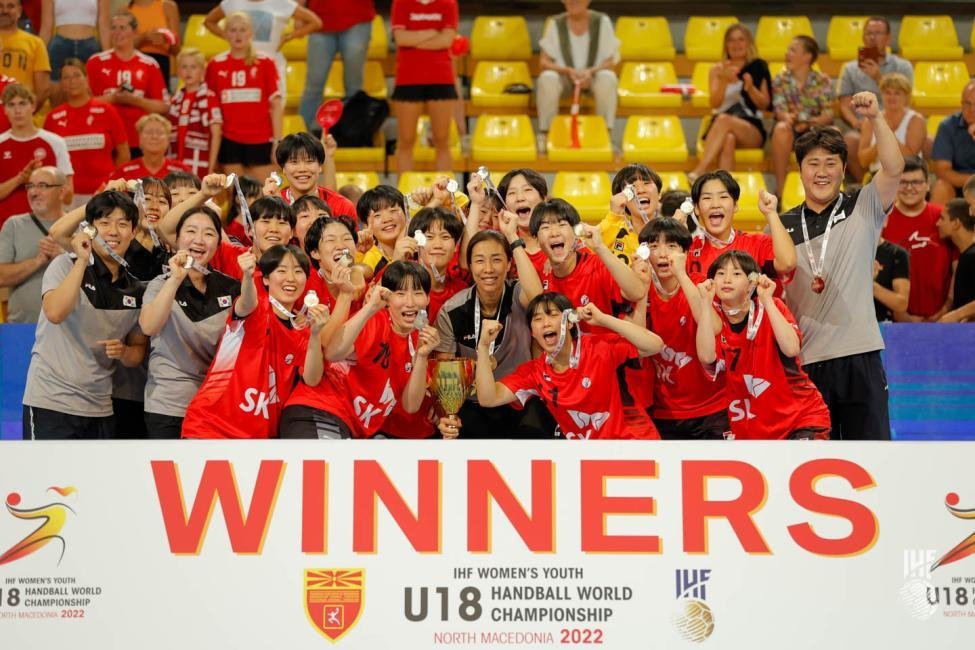 South Korean players and coaches celebrate their 31-28 victory over Denmark in the final of the International Handball Federation (IHF) Women's Youth World Championship at Boris Trajkovski Sports Center in Skopje, North Macedonia, on Aug. 10, 2022, in this photo provided by the IHF. (PHOTO NOT FOR SALE) (Yonhap)