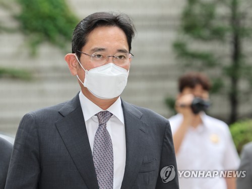 El vicepresidente de Samsung Electronics, Lee Jae-yong, se dirige al Tribunal del Distrito Central de Seúl, el 11 de agosto de 2022, para una audiencia.