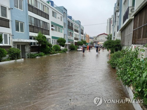 [집중호우] 집 천장 무너지고 도로 침수…전북 군산 232㎜ 폭우