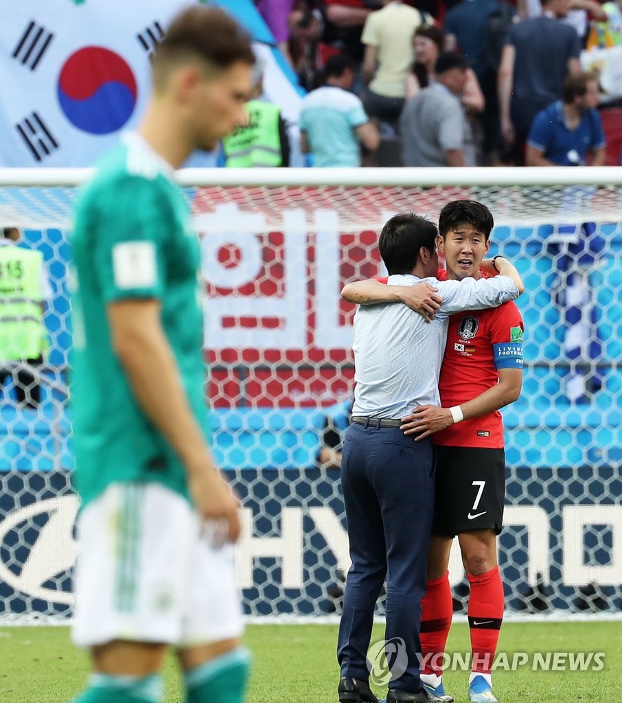 2018년 러시아 월드컵 때 독일을 2-0으로 꺾고 기뻐하는 신태용 감독과 손흥민.