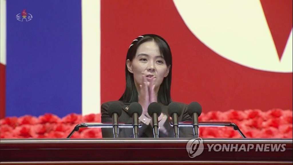 Kim Yo-jong, la sœur du dirigeant nord-coréen Kim Jong-un et vice-directrice de département du Comité central du Parti du travail du Nord, prononce un discours au cours duquel elle a accusé le Sud d'avoir introduit le Covid-19 dans le Nord et averti d'une riposte «mortelle» lors de la réunion d'urgence sur les mesures antiépidémiques dirigée par son frère. La Télévision centrale nord-coréenne (KCTV) a dévoilé l'allocution entière de Kim. (Capture de la KCTV. Utilisation en Corée du Sud uniquement et redistribution interdite)