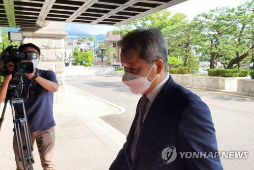 이영진 헌법재판관, '골프 접대' 의혹 후 첫 출근…묵묵부답
