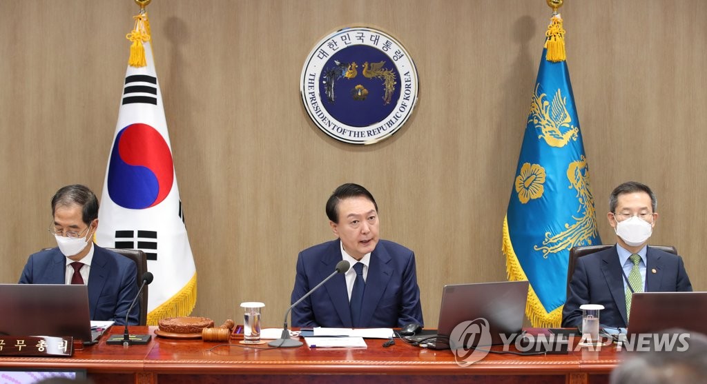 El presidente surcoreano, Yoon Suk-yeol (centro), preside una reunión extraordinaria del Gabinete, el 12 de agosto de 2022, en la oficina presidencial, en Seúl. (Foto del cuerpo de prensa. Prohibida su reventa y archivo)